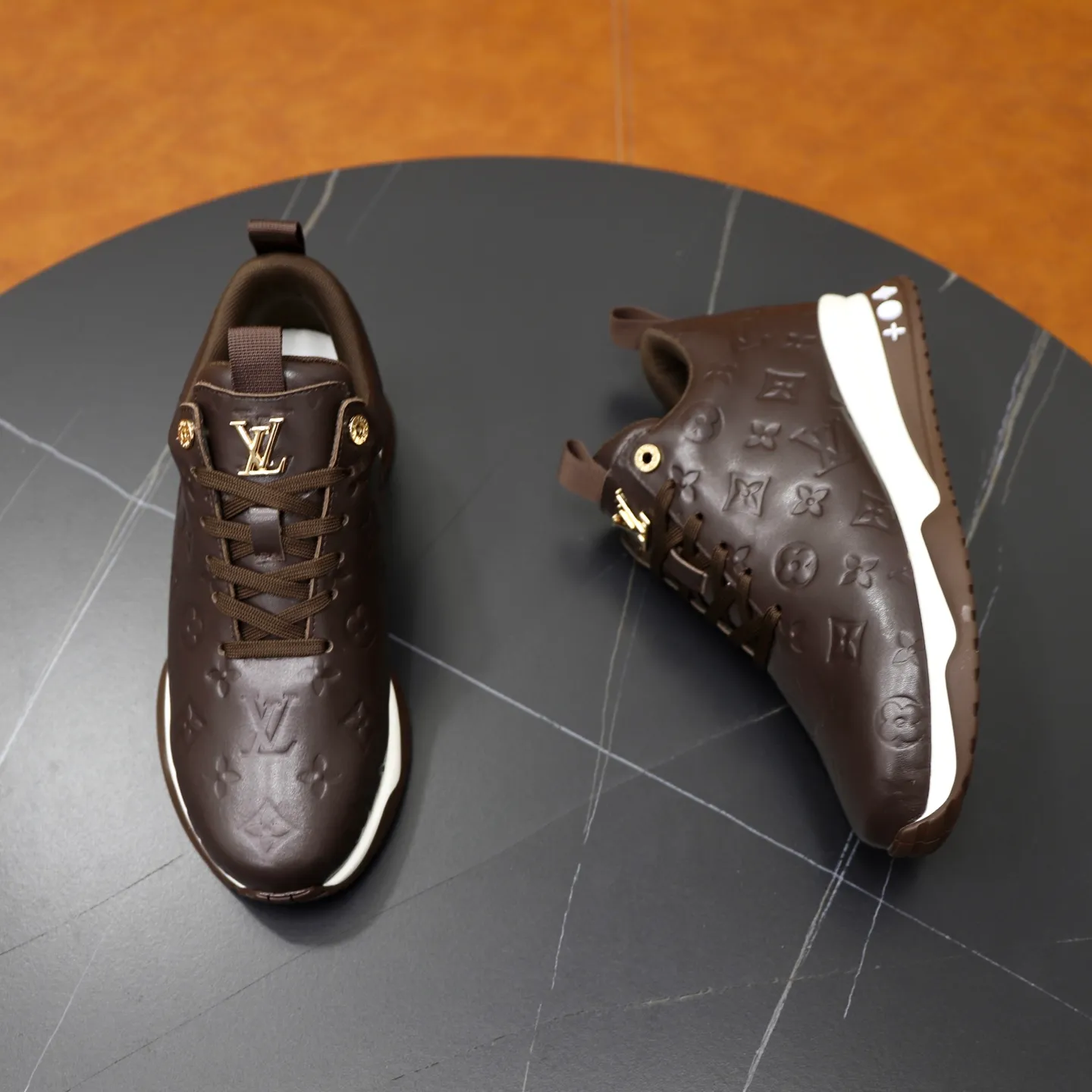 Factory price: 520💰【LV】Louis Vuitton is a high-end brand of men's shoes, new models on the market, top luxury brand, the latest fashionable casual men's shoes, trendy and versatile style, relaxed and sporty style, calfskin upper and ultra-fine workmanship. The original personalized fashionable rubber wear-resistant outsole is light and comfortable on the foot. Code number: 39-44 (45, 46 customized)